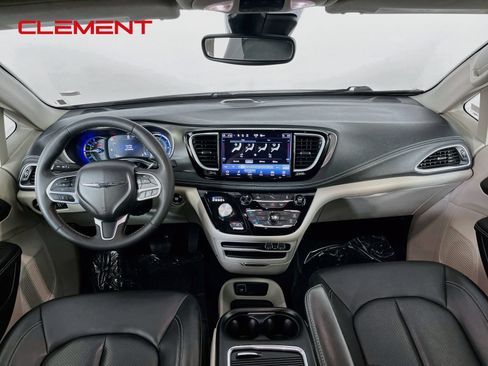 Used 2023 Chrysler Pacifica Touring-L FWD image 12
