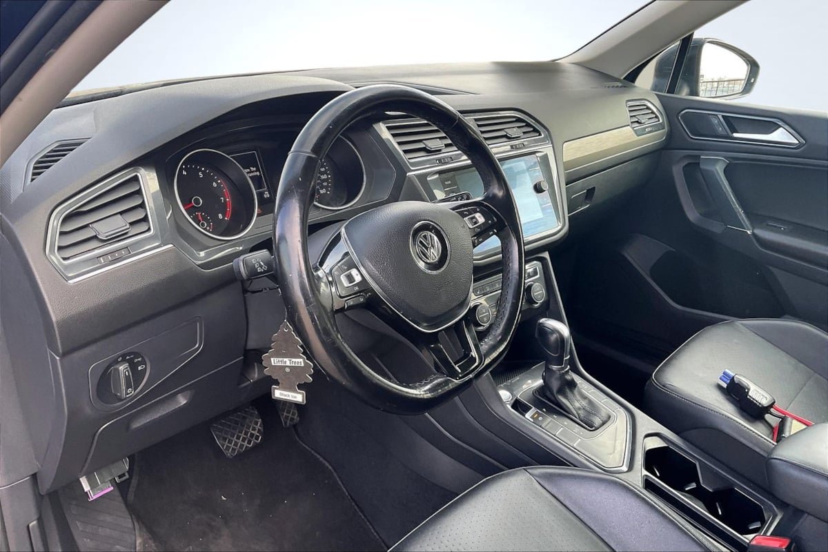 Used 2018 Volkswagen Tiguan SE w/ Panoramic Sunroof Package FWD image 14