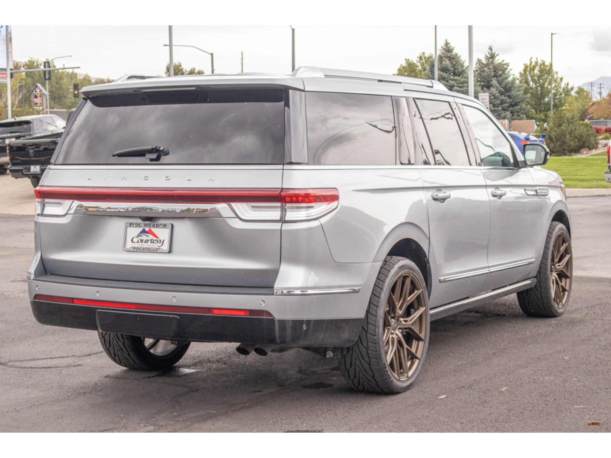 Used 2024 Lincoln Navigator L 4WD image 3