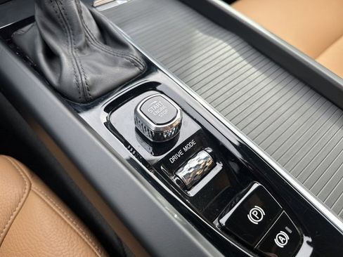 Used 2020 Volvo XC60 T5 Momentum w/ Protection Package Premier image 28