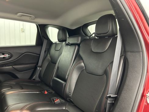 Used 2019 Jeep Cherokee Trailhawk w/ Cold Weather Group image 29