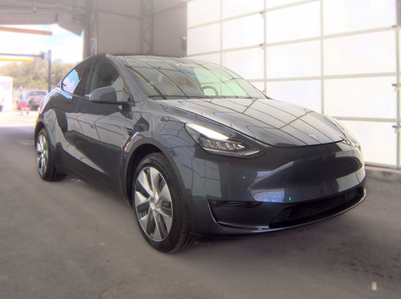 Used 2024 Tesla Model Y Long Range AWD/4WD image 3