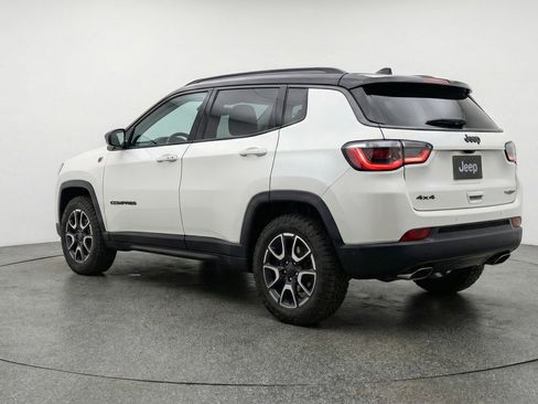 Used 2025 Jeep Compass Trailhawk image 6