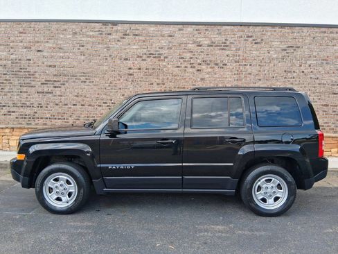 Used 2017 Jeep Patriot Sport w/ Power Value Group FWD image 2