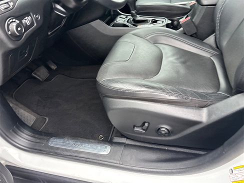 Used 2020 Jeep Cherokee Limited image 24