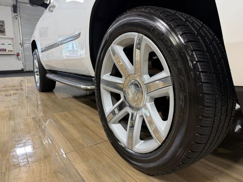Used 2017 Cadillac Escalade Luxury Sport Utility 4D RWD image 9