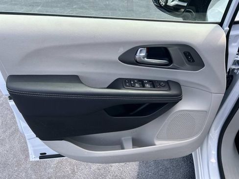 Used 2024 Chrysler Pacifica Touring-L FWD image 24