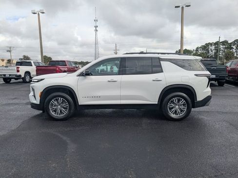 Used 2025 Chevrolet Traverse LT image 6