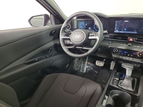 New 2025 Hyundai Elantra SEL image 5