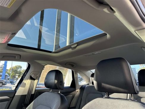 Certified 2025 Volkswagen Jetta SE w/ Sunroof Package image 15