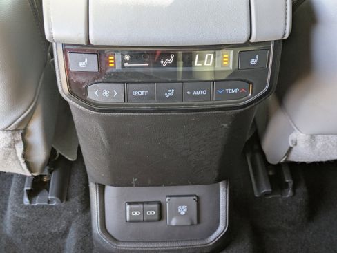 Used 2022 Toyota Highlander Platinum image 17