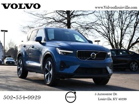 Certified 2025 Volvo XC40 B5 Plus AWD/4WD image 1