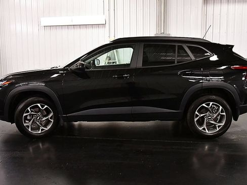 Used 2024 Chevrolet Trax LT w/ Driver Confidence Package FWD image 4