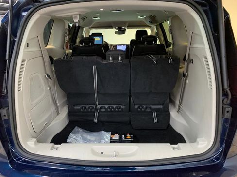 Used 2022 Chrysler Pacifica Touring-L w/ Uconnect Theater Family Group image 47