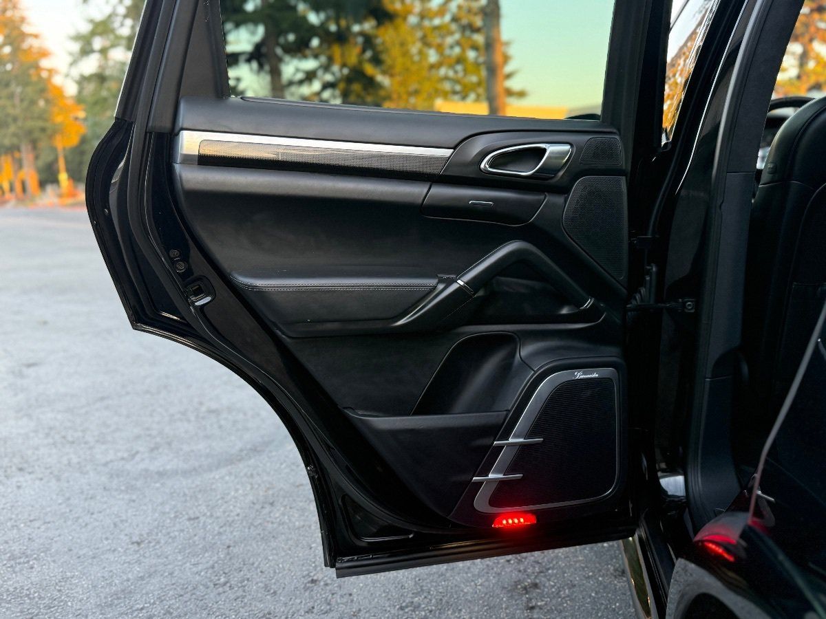 Used 2014 Porsche Cayenne Turbo S AWD/4WD image 17