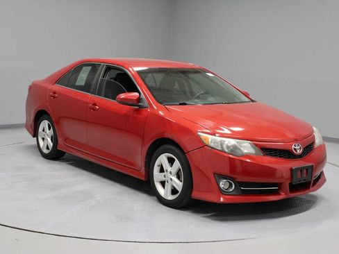 Used 2012 Toyota Camry SE FWD image 1