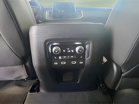 Used 2024 GMC Yukon SLT w/ SLT Luxury Package image 17