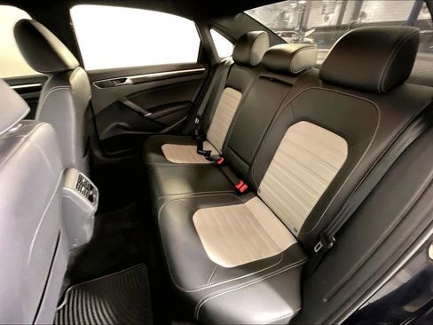 Used 2018 Volkswagen Passat 3.6 image 37