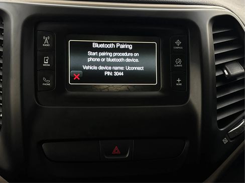 Used 2017 Jeep Cherokee Latitude AWD/4WD image 40
