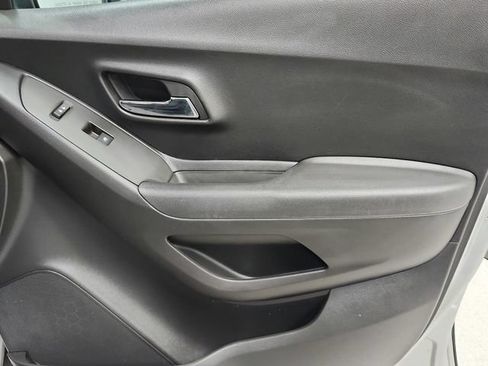 Used 2017 Chevrolet Trax LS AWD/4WD image 35