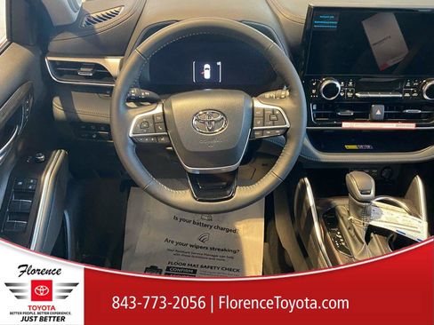 New 2026 Toyota Highlander Limited image 9