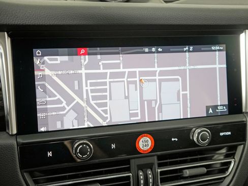 Certified 2023 Porsche Macan AWD/4WD image 31