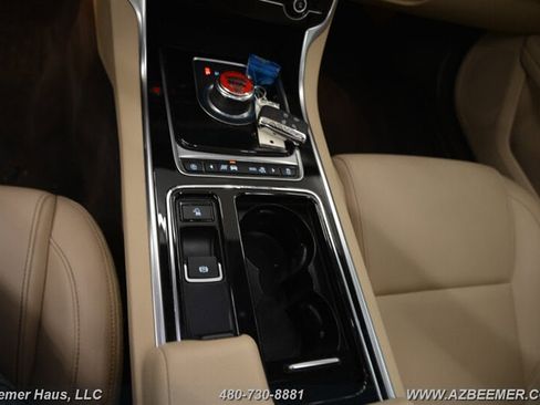 Used 2020 Jaguar XF Premium image 31