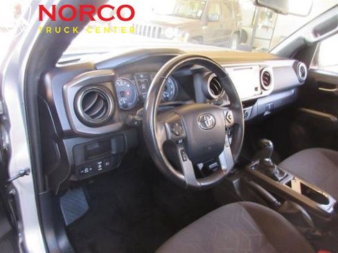 Used 2018 Toyota Tacoma TRD Sport w/ Technology Package image 15