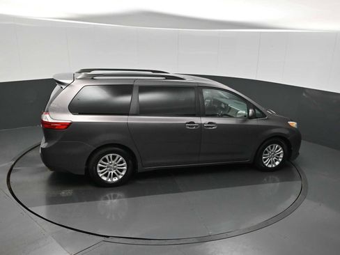 Used 2015 Toyota Sienna XLE image 22