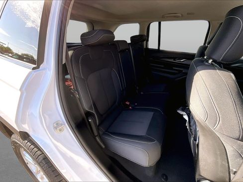 Used 2023 Jeep Grand Cherokee Laredo AWD/4WD image 27
