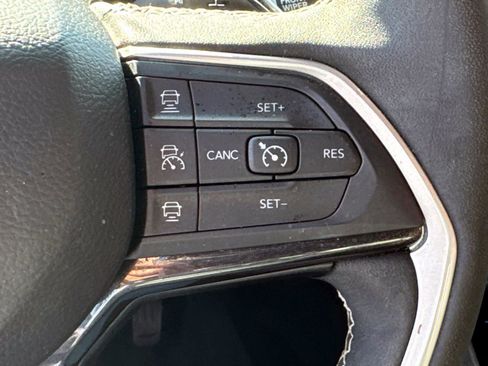 Used 2023 Jeep Grand Cherokee Altitude image 16