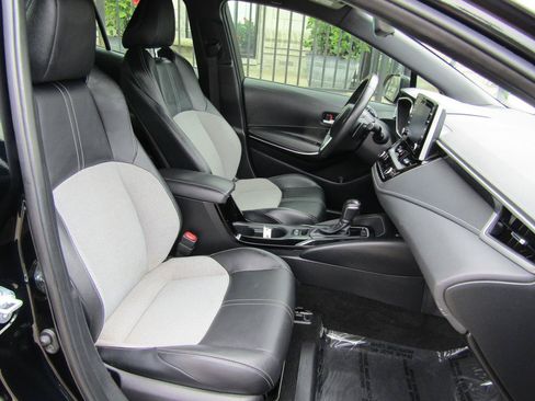 Used 2022 Toyota Corolla XSE FWD image 11