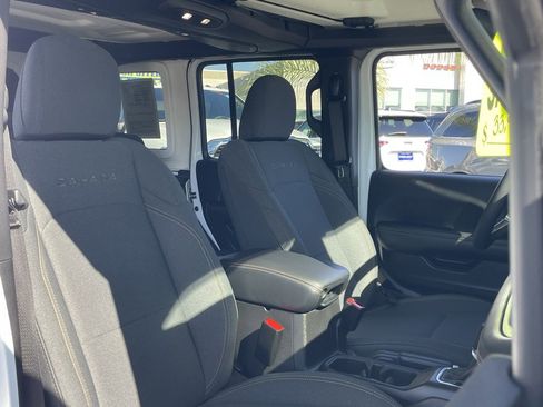 Used 2024 Jeep Wrangler Unlimited Sahara image 17
