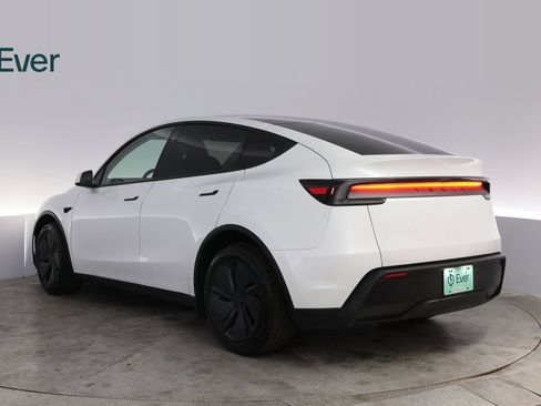 Used 2026 Tesla Model Y Long Range RWD image 17