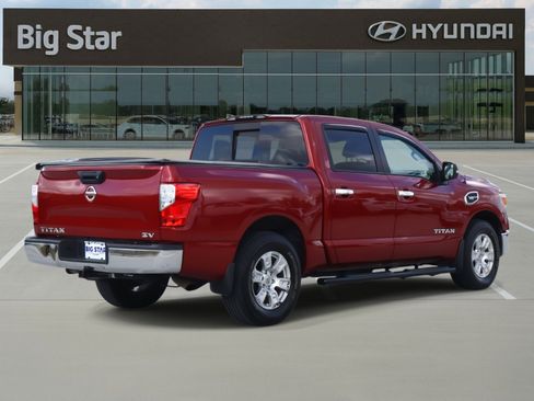 Used 2017 Nissan Titan SV image 4