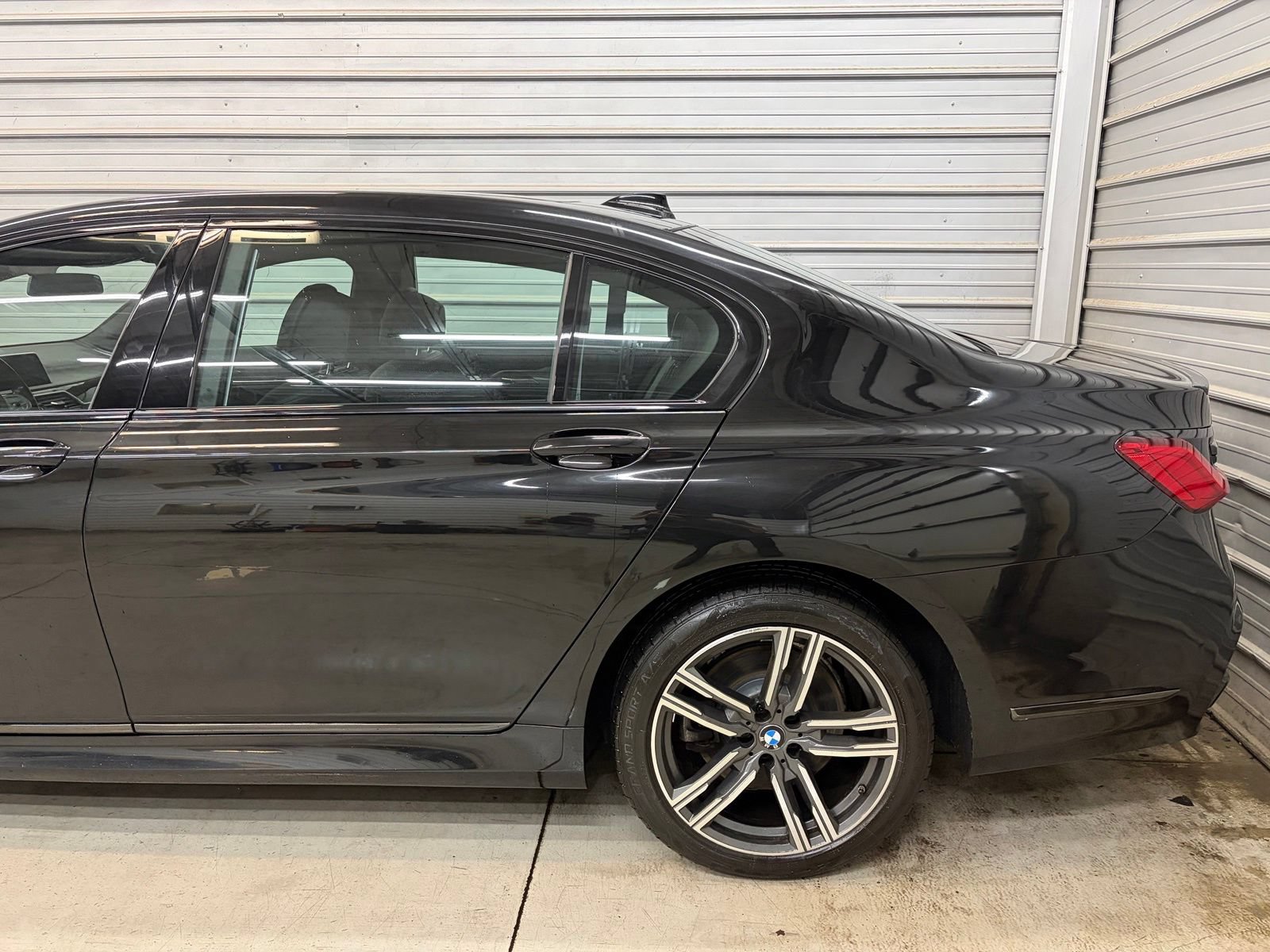 Used 2022 BMW 740i xDrive w/ M Sport Package AWD/4WD image 5