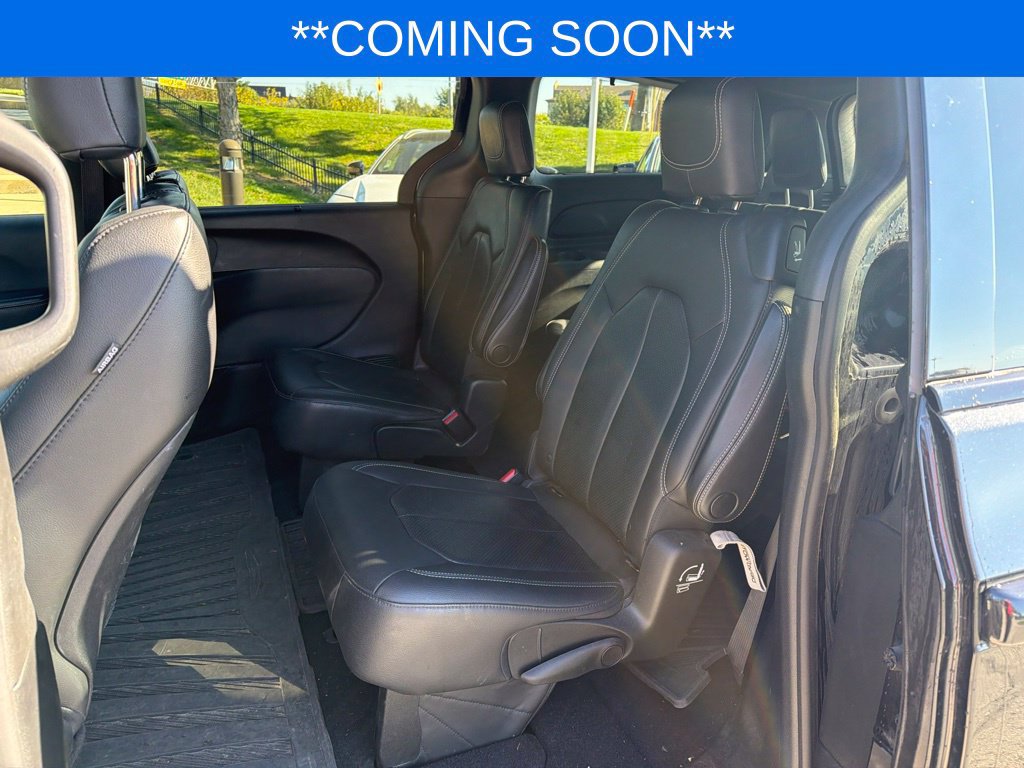 Used 2018 Chrysler Pacifica Touring-L w/ S Appearance Package FWD image 12