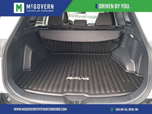 Used 2022 Toyota RAV4 SE w/ Weather & Moonroof Package AWD/4WD image 6
