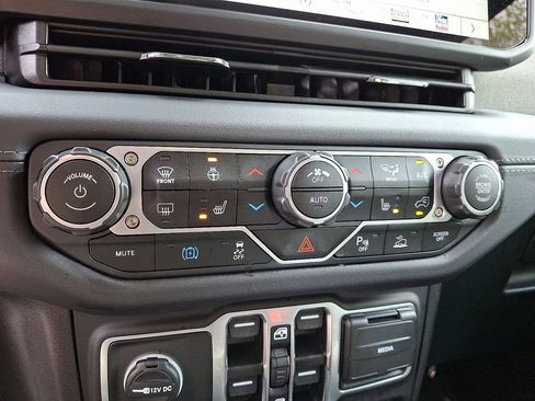 Certified 2025 Jeep Wrangler Unlimited Sahara w/ Safety Group AWD/4WD image 15