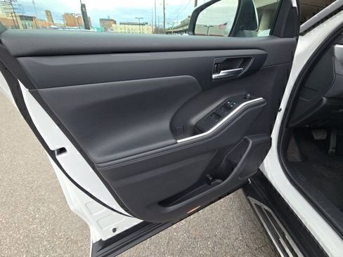 Certified 2024 Toyota Highlander XLE image 24