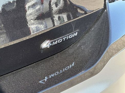 Certified 2025 Volkswagen Tiguan SE image 13