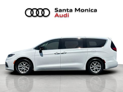Used 2024 Chrysler Pacifica Touring-L FWD image 5