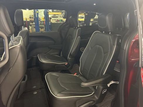 Used 2025 Chrysler Pacifica Limited image 31