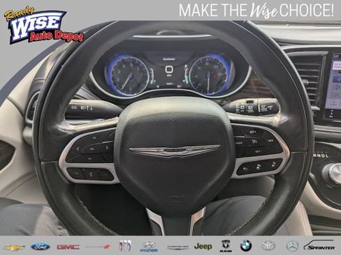 Used 2022 Chrysler Pacifica Limited FWD image 13
