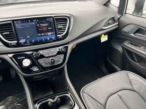 New 2026 Chrysler Pacifica Limited w/ Uconnect Theater Family Group image 36