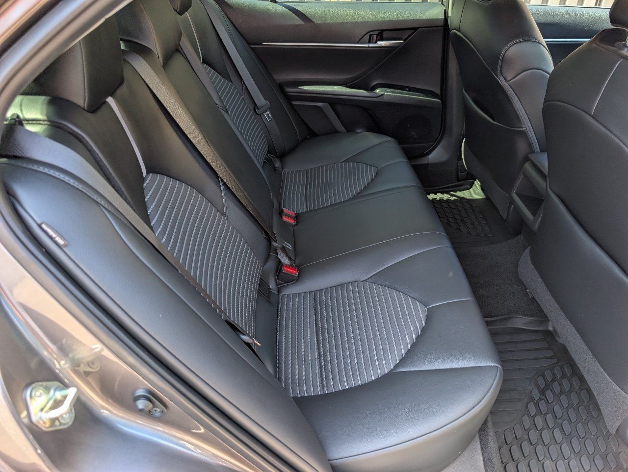Used 2020 Toyota Camry SE FWD image 5