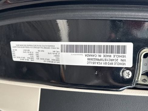 Used 2023 Chrysler Pacifica Limited w/ Uconnect Theater Family Group FWD image 30