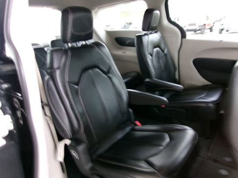 Used 2023 Chrysler Pacifica Touring-L image 18