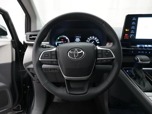 Used 2023 Toyota Sienna XLE FWD image 4