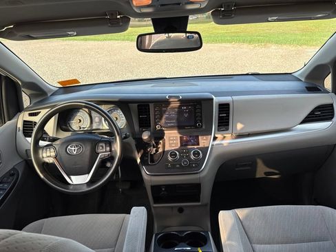 Used 2019 Toyota Sienna LE AWD/4WD image 19